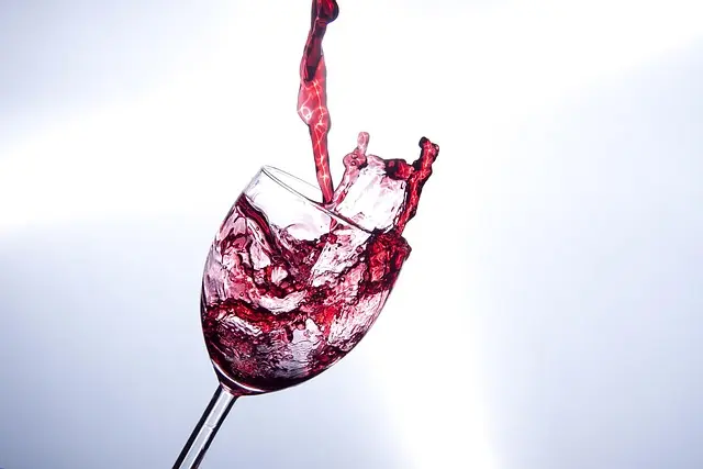 Cómo elegir el mejor vino para acompañar tu paella