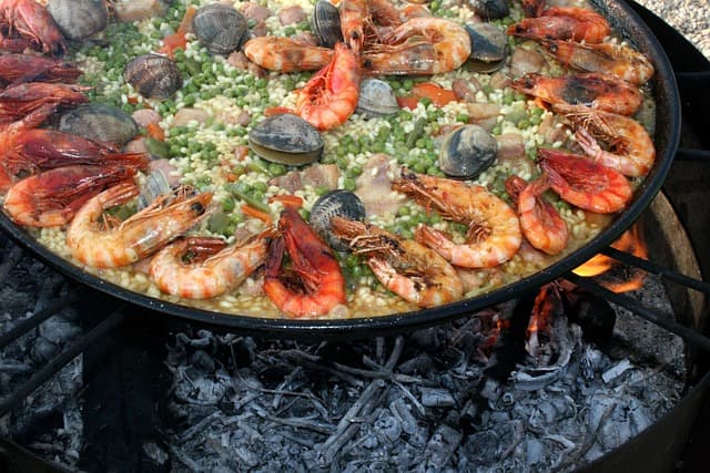 Cómo hacer la mejor paella marinera: Receta y consejos