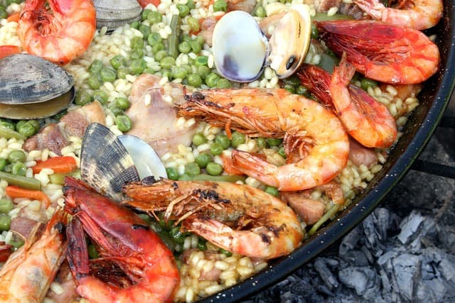 Cómo hacer una paella de mariscos perfecta: Receta y consejos